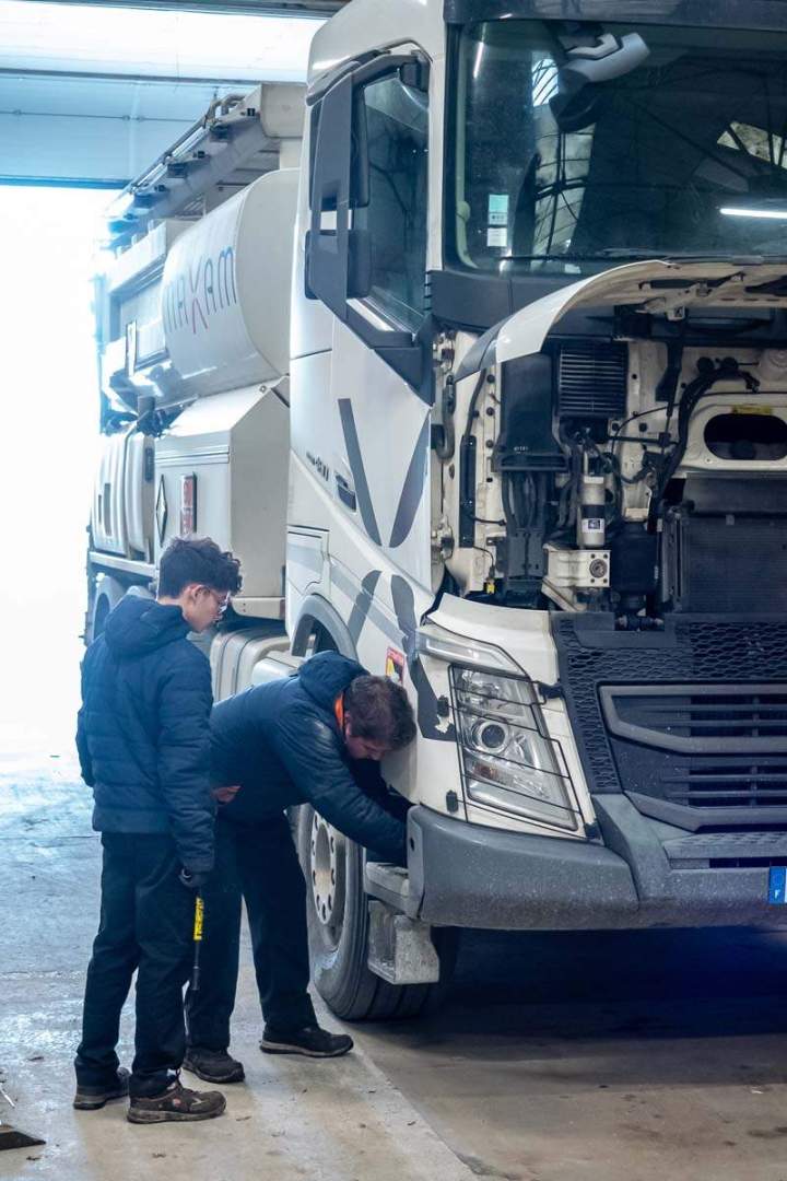 Réparer la boîte de vitesses d’un camion Thénezay