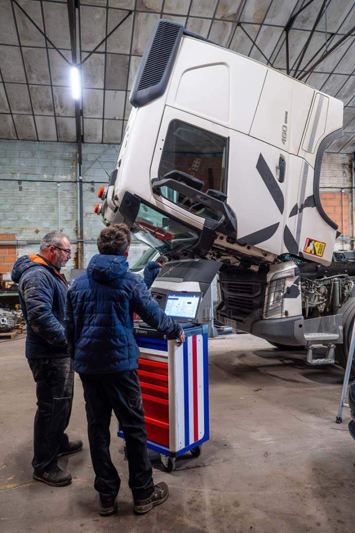 Réparer la boîte de vitesses d’un camion Thénezay